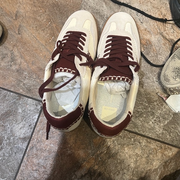Stylish dolce vita WoMen's Sneakers in Cream and Burgundy. Size 9.5 - Picture 3 of 4